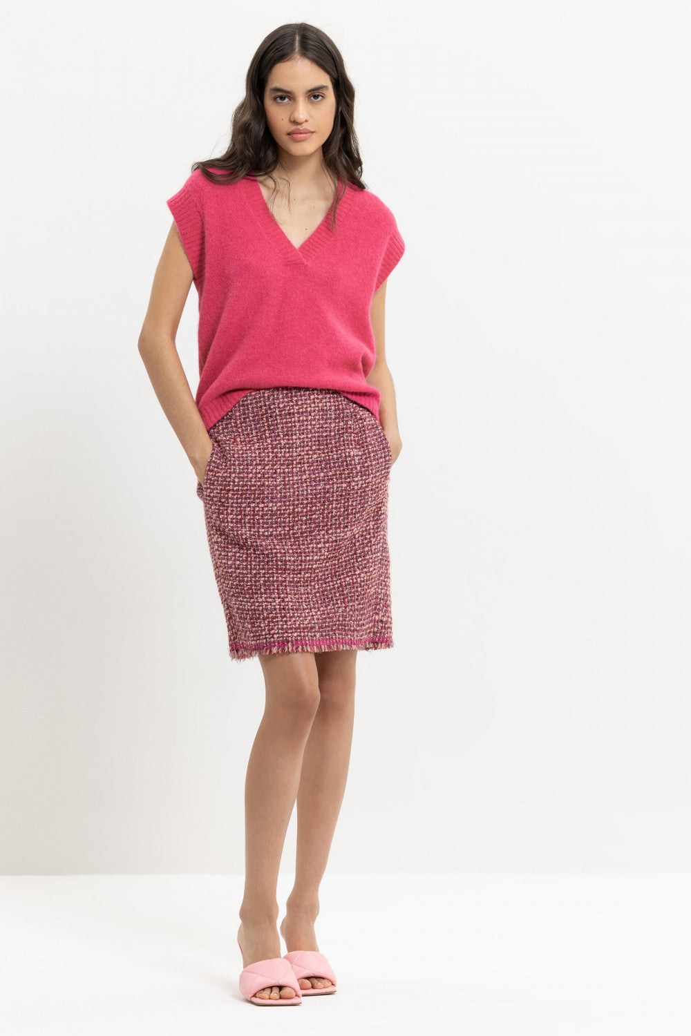 אפודה סרוגה עם צווארון במפתח Vהרכב: 71% אלפקה, 22% פוליאמיד, 4% צמר, 3% אלסטןהדוגמנית בגובה 1.78 ולובשת מידה 36 אירופאית