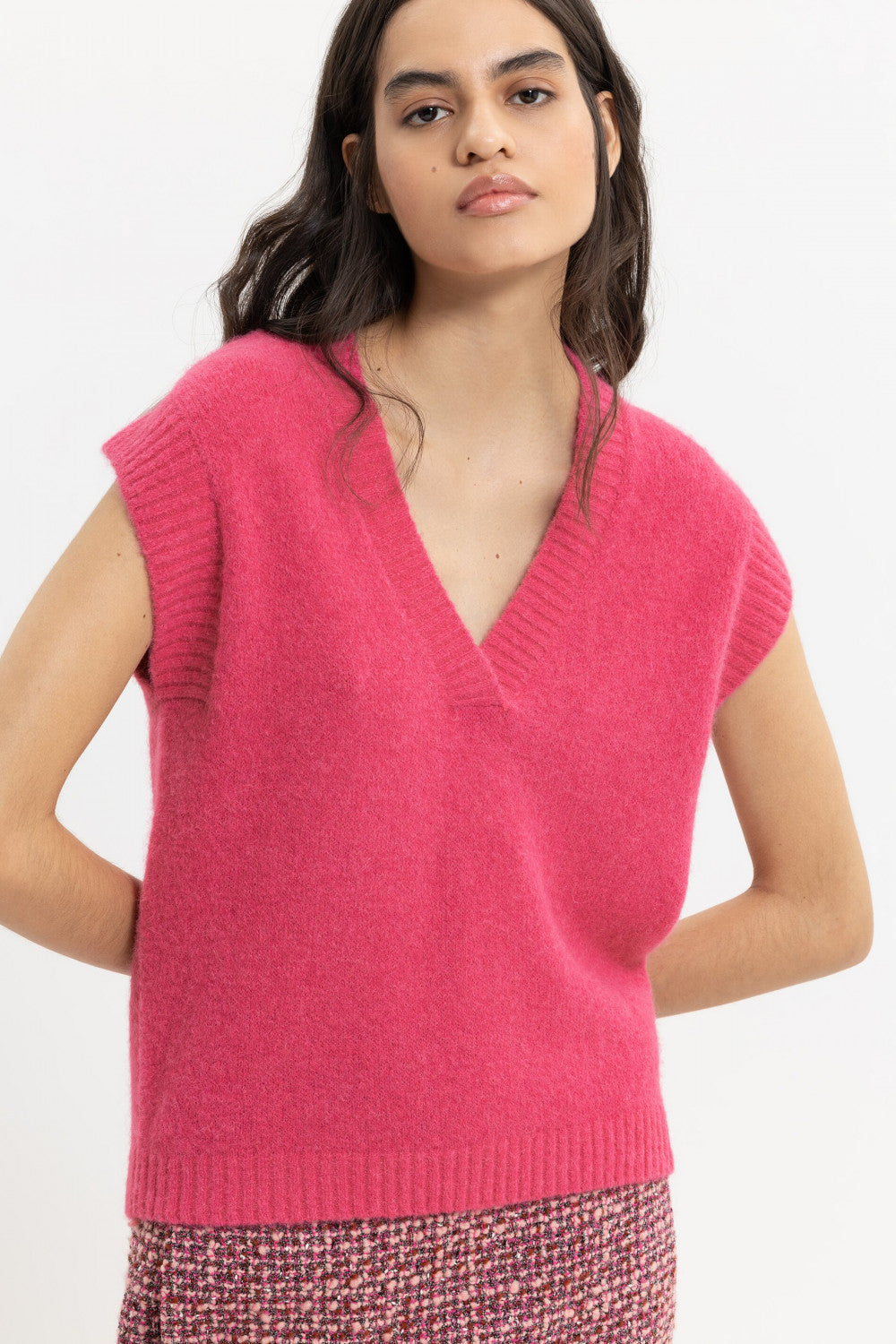 אפודה סרוגה עם צווארון במפתח Vהרכב: 71% אלפקה, 22% פוליאמיד, 4% צמר, 3% אלסטןהדוגמנית בגובה 1.78 ולובשת מידה 36 אירופאית