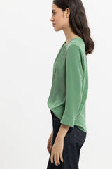 חולצה במראה אלגנט שרוול 3/4 במראה נוזלי בצבע ירוק כהה