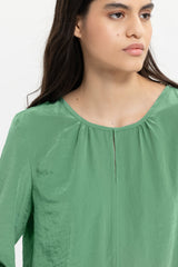 חולצה במראה אלגנט שרוול 3/4 במראה נוזלי בצבע ירוק כהה