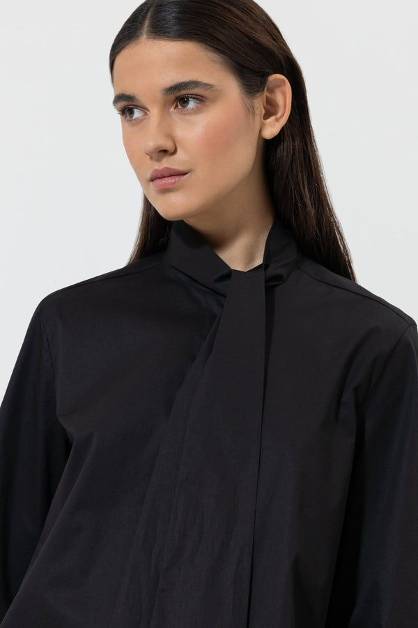 חולצה מכופתרת אלגנטית עם צווארון קשירה בצבע שחור סיומת מעוגלת