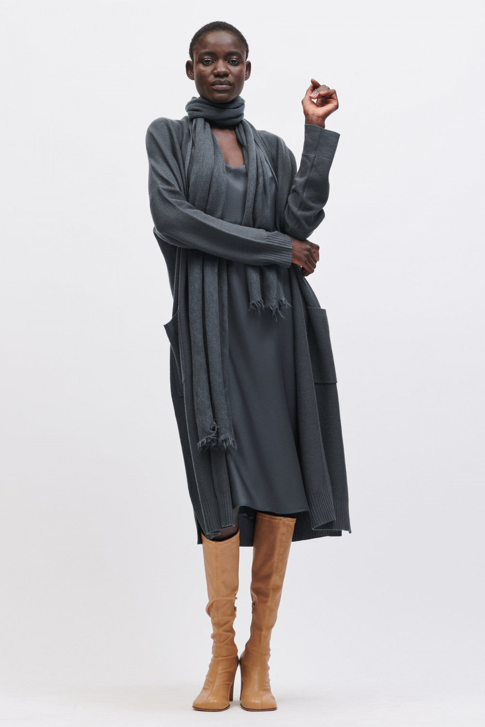 קרדיגן ארוך עם כיסים מרובעיםהרכב: 70% צמר, 30% פוליאסטרהדוגמנית בגובה 1.78 ולובשת מידה 36 אירופאית