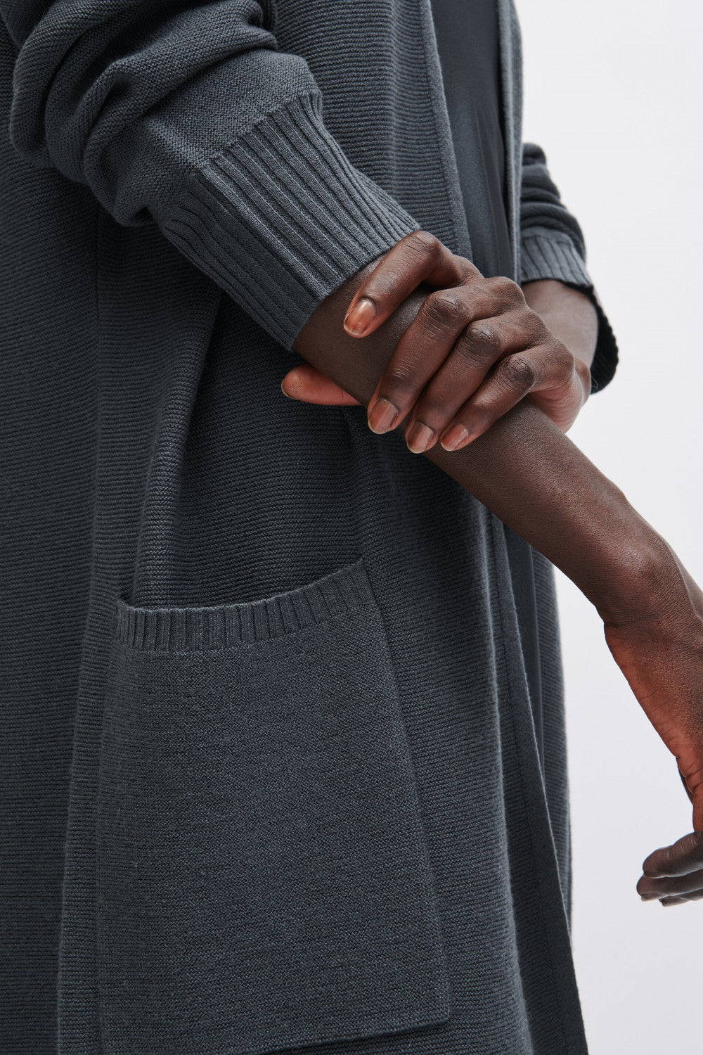 קרדיגן ארוך עם כיסים מרובעיםהרכב: 70% צמר, 30% פוליאסטרהדוגמנית בגובה 1.78 ולובשת מידה 36 אירופאית