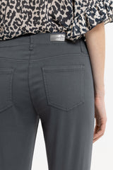מכנסי ג'ינס בגזרה ישרה אורך עצם בצבע אפור כהה