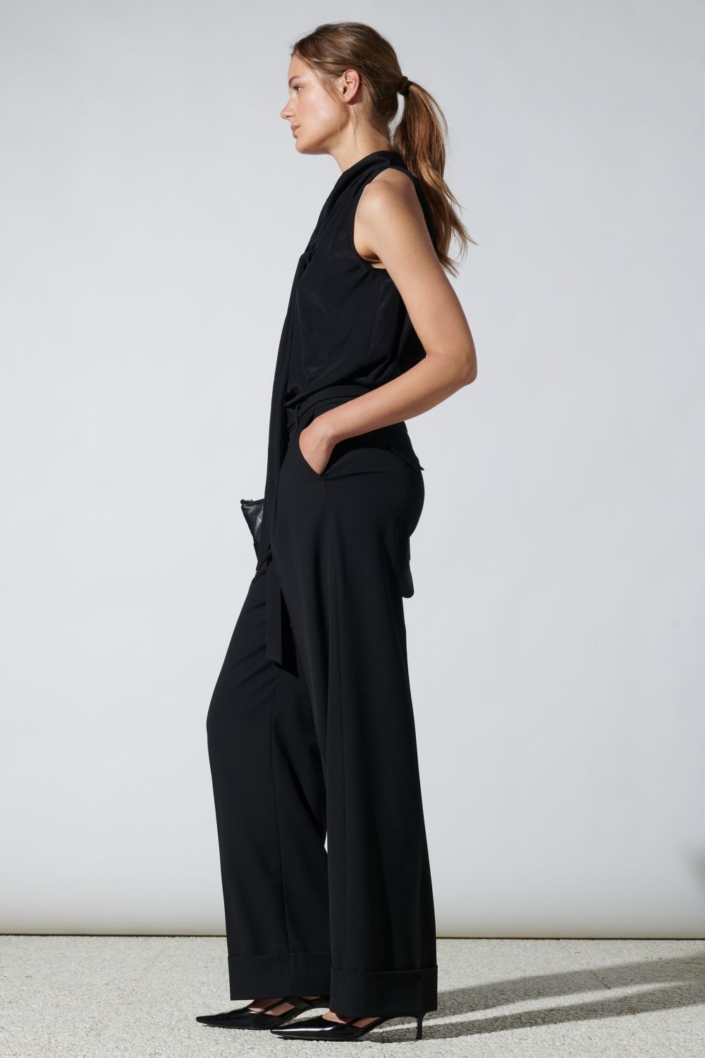 מכנסיים מחוייטים מתרחבים עם חגורה מובנתהרכב: 67% פוליאסטר, 29% ויסקוזה, 4% אלסטןהדוגמנית בגובה 1.78 ולובשת מידה 36 אירופאית