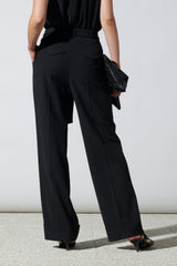 מכנסיים שחורים מחוייטים עם חגורה מובנת רגל ישרה