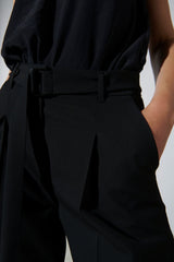 מכנסיים שחורים מחוייטים עם חגורה מובנת רגל ישרה