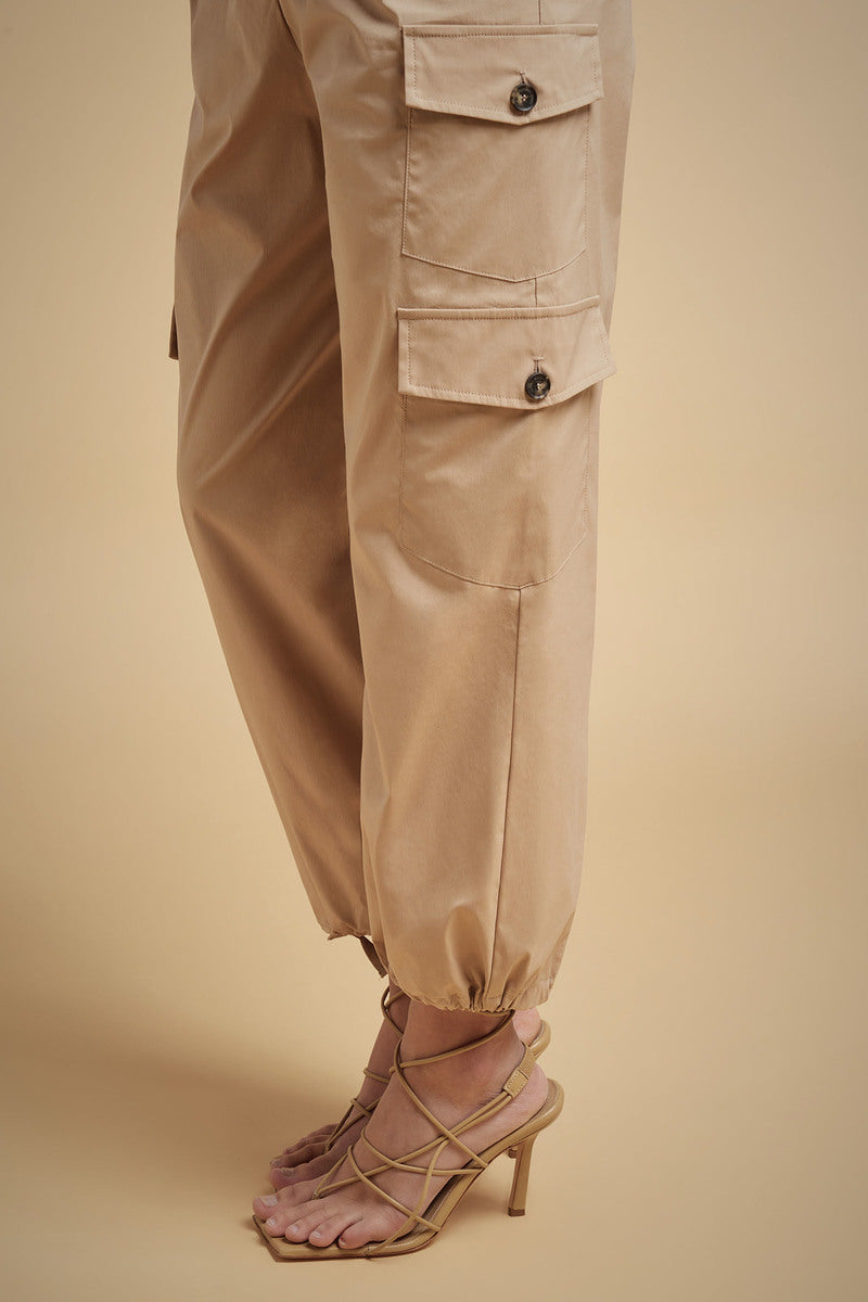 מכנסי כותנה סטייל קרגו רגל ישרה סיומת קשירה קיים בצבע מקדמיה / שחור