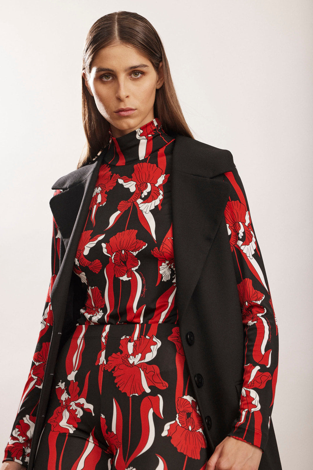 מכנסי טייץ בגזרה גבוהה מקולקציית Boutique MOSCHINO עם הדפס פרחיםהרכב: 96% ויסקוזה, 4% אלסטןהדוגמנית בגובה 1.80 ולובשת מידה 40 איטלקית