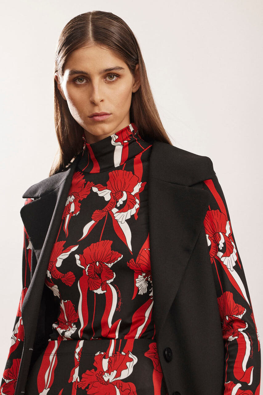 חולצת גולף מקולקציית Boutique MOSCHINO  עם הדפס פרחיםהרכב: 96% ויסקוזה, 4% אלסטןהדוגמנית בגובה 1.78 ולובשת מידה 40 איטלקית