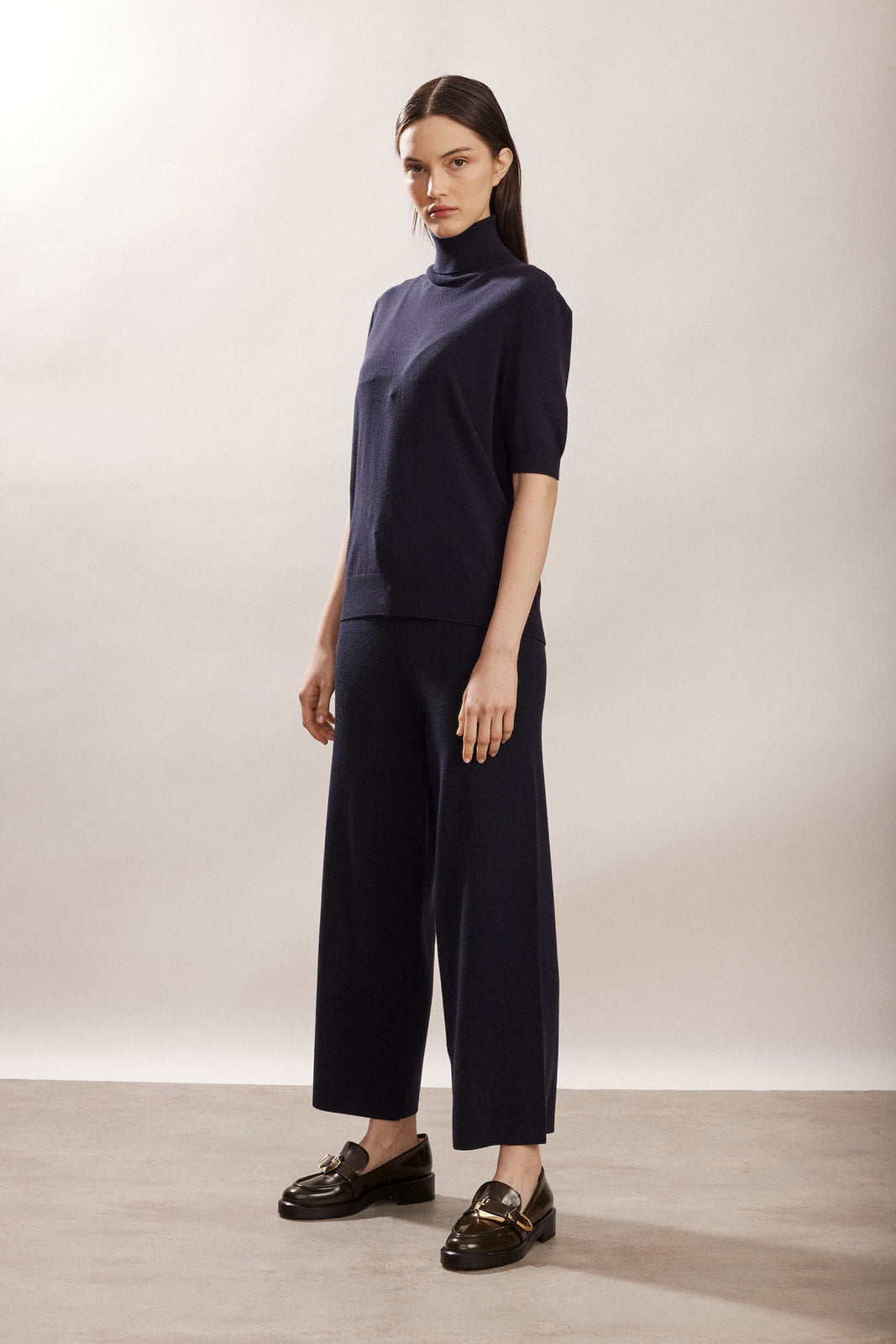 מכנסי לאונג' עם סיומת רחבההרכב: 100% צמרהדוגמנית בגובה 1.74 ולובשת מידה 36 אירופאית