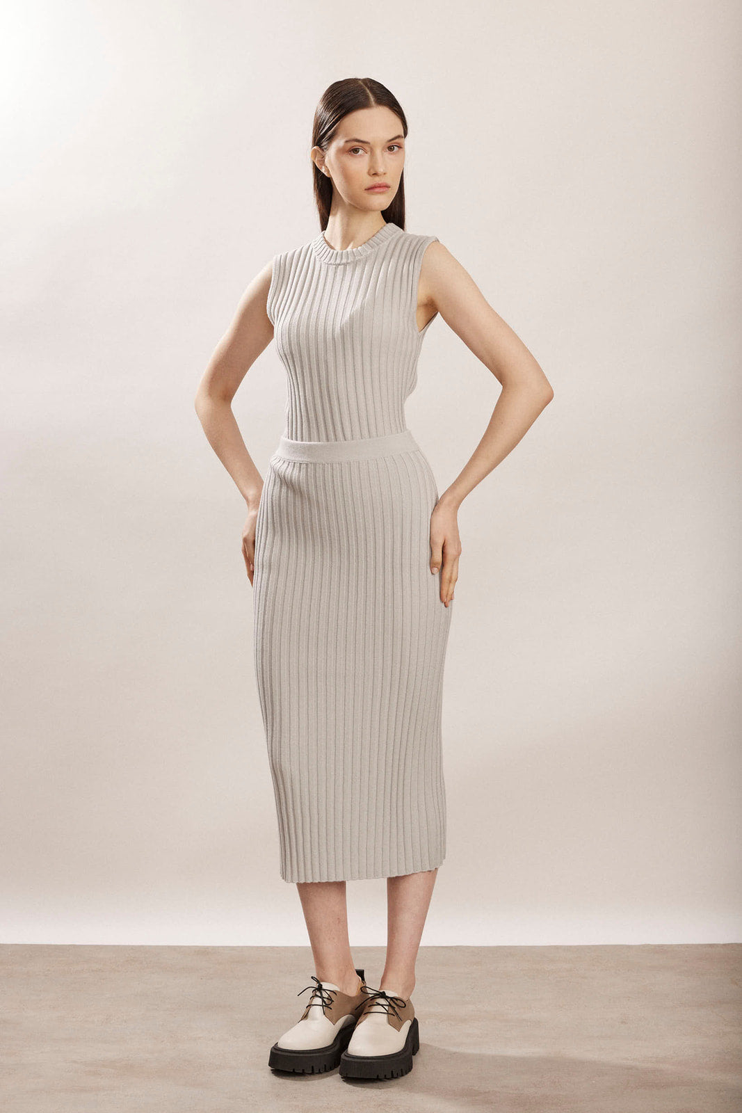 חצאית מידי סרוגה בגזרת סלים פיטהרכב: 70% צמר וירג'ין, 30% משיהדוגמנית בגובה 1.74 ולובשת מידה 42 איטלקית