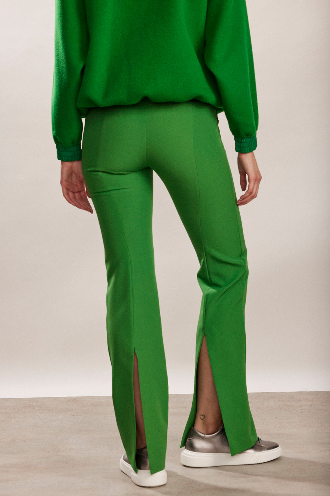  מכנסיים מתרחבים עם שסעהרכב: 87% פוליאסטר, 13% אלסטןהדוגמנית בגובה 1.80 ולובשת מידה 40 איטלקית