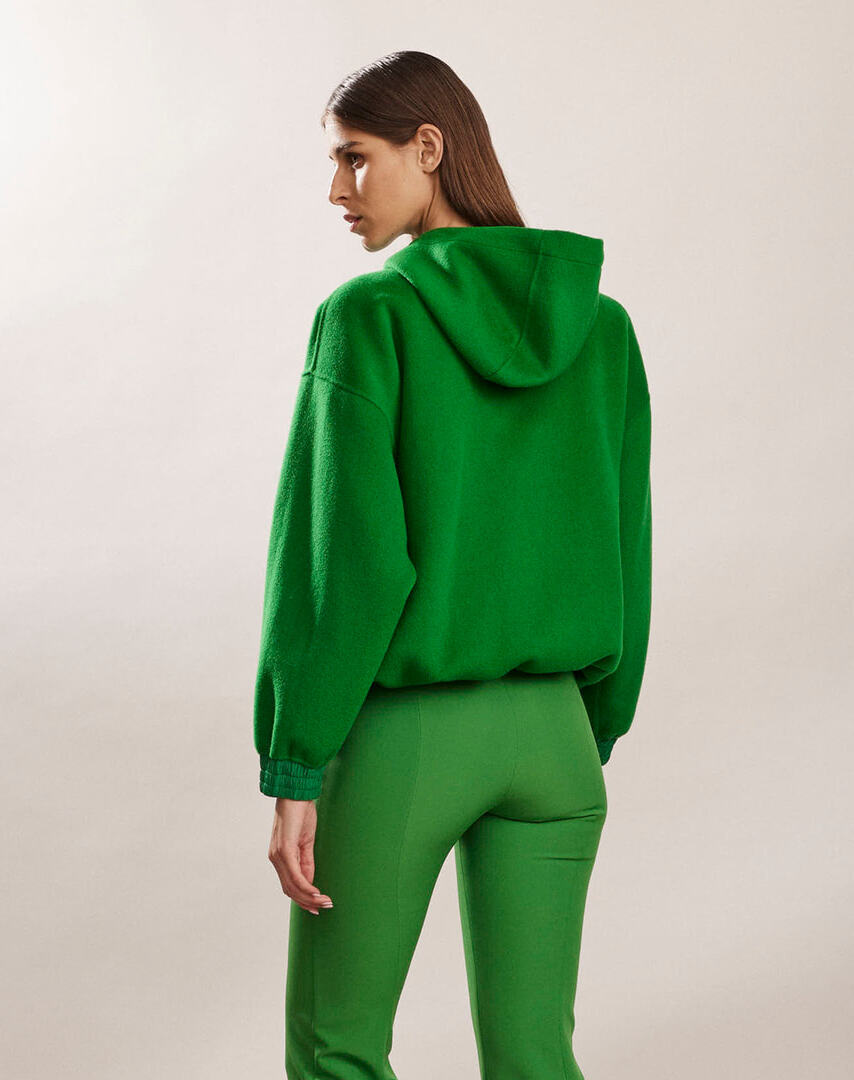 סווטשירט אוברסייז עם כיס קידמי מונוגרםהרכב: 87% פוליאסטר, 13% אלסטןהדוגמנית בגובה 1.80 ולובשת מידה 38 איטלקית