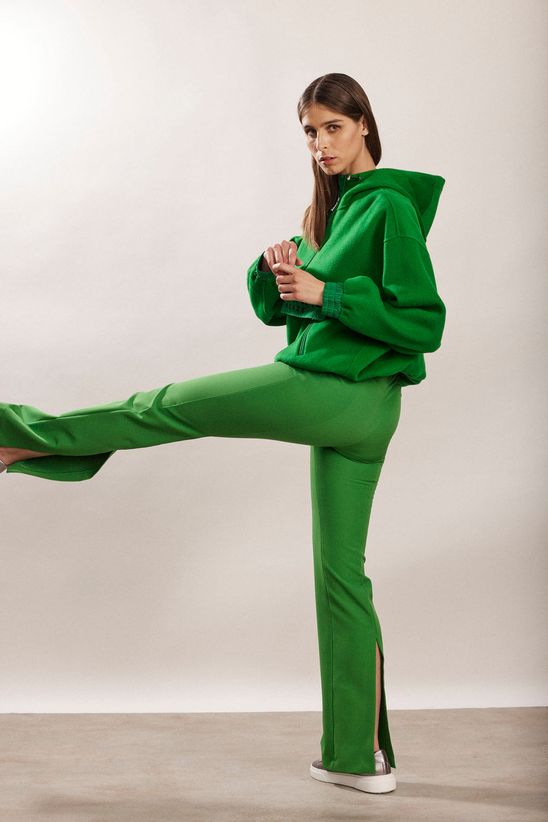  מכנסיים מתרחבים עם שסעהרכב: 87% פוליאסטר, 13% אלסטןהדוגמנית בגובה 1.80 ולובשת מידה 40 איטלקית