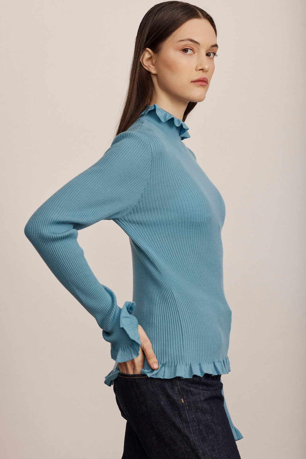 סריג גולף מקולקציית Boutique MOSCHINO עם גימורי ראפלס בסיומת הרכב: 100% צמר וירג'יןהדוגמנית בגובה 1.74 ולובשת מידה 40 איטלקית