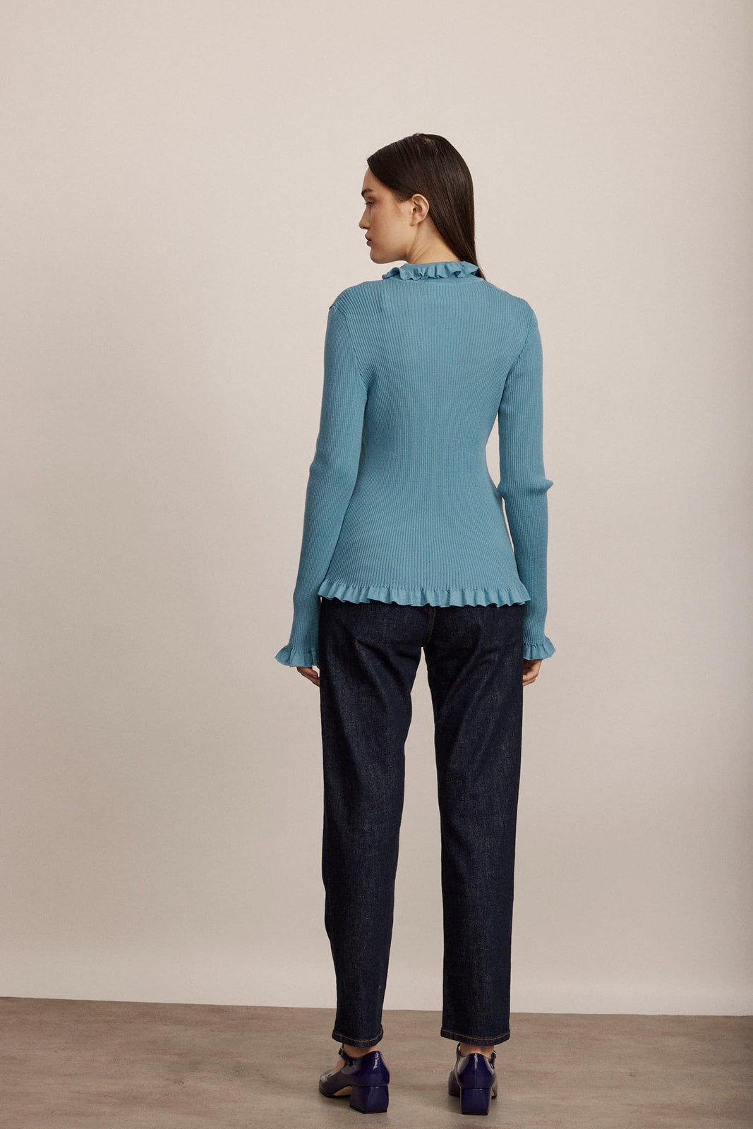 סריג גולף מקולקציית Boutique MOSCHINO עם גימורי ראפלס בסיומת הרכב: 100% צמר וירג'יןהדוגמנית בגובה 1.74 ולובשת מידה 40 איטלקית