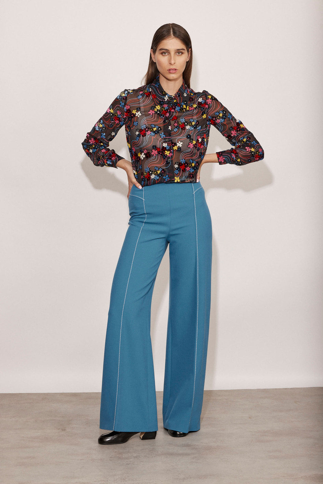 מכנסיים מתרחבים מקולקציית Boutique MOSCHINO הרכב: 53% פוליאסטר, 43% צמר וירג'ין, 4% אלסטןהדוגמנית בגובה 1.80 ולובשת מידה 40 איטלקית