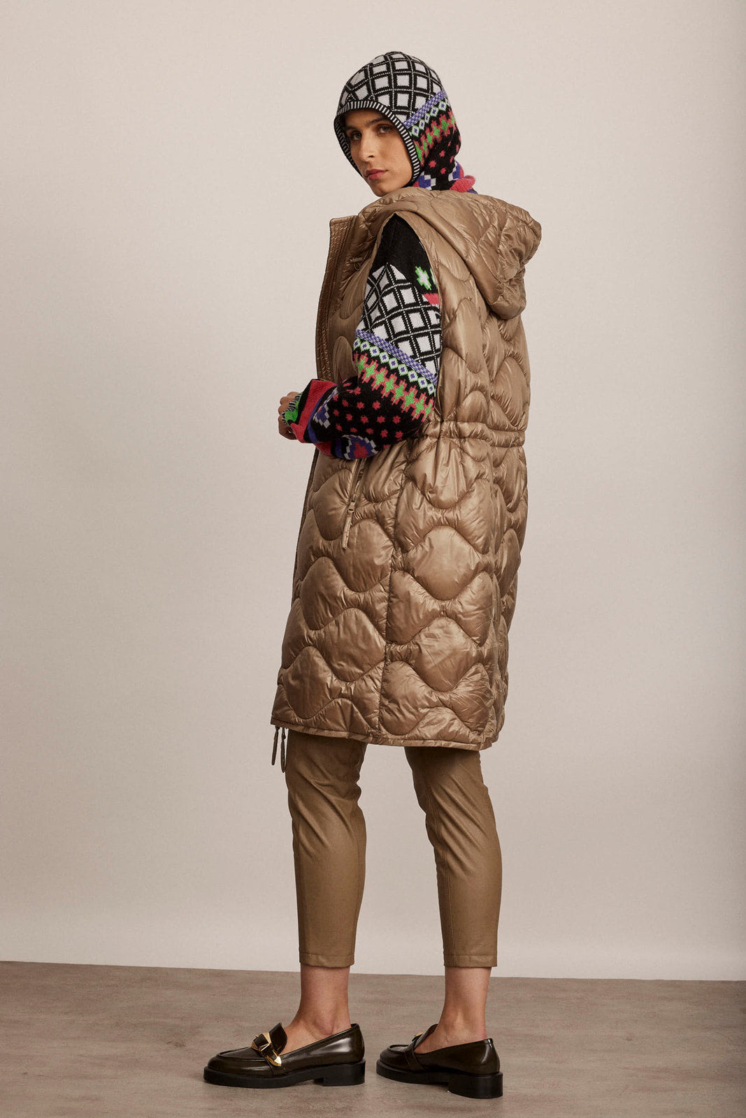 וסט פוך ארוך עם כובע וכיסי צדהרכב: 100% פוליאמיד; מילוי: 100% פוילאסטר; בטנה: 100% פוליאמידהדוגמנית בגובה 1.80 ולובשת מידה 36 אירופאית