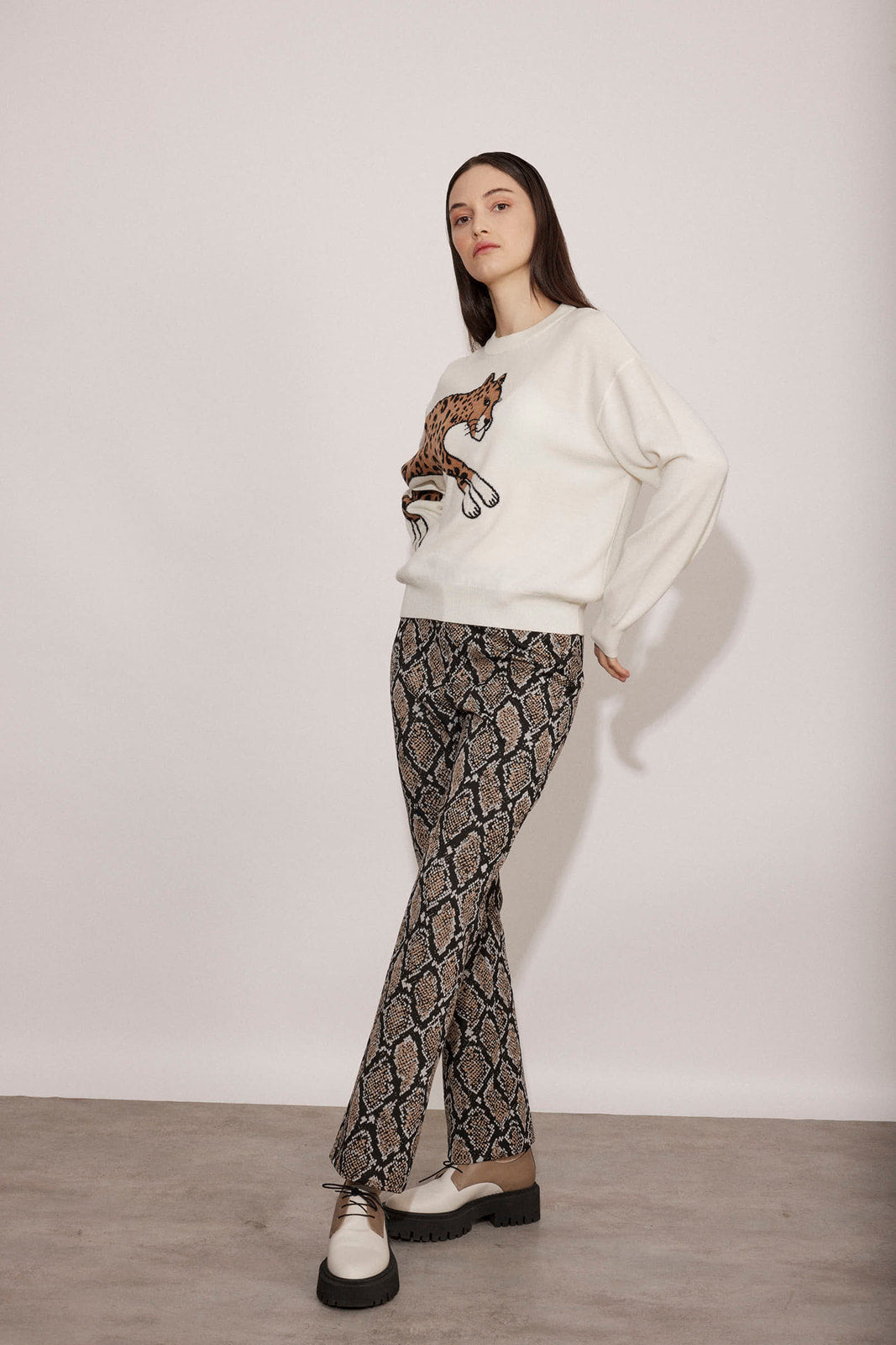 מכנסיים מחוייטים מתרחבים עם הדפס נחש מקולקציית Boutique MOSCHINO הרכב: 97% פוליאמיד, 3% אלסטןהדוגמנית בגובה 1.74 ולובשת מידה 40 איטלקית