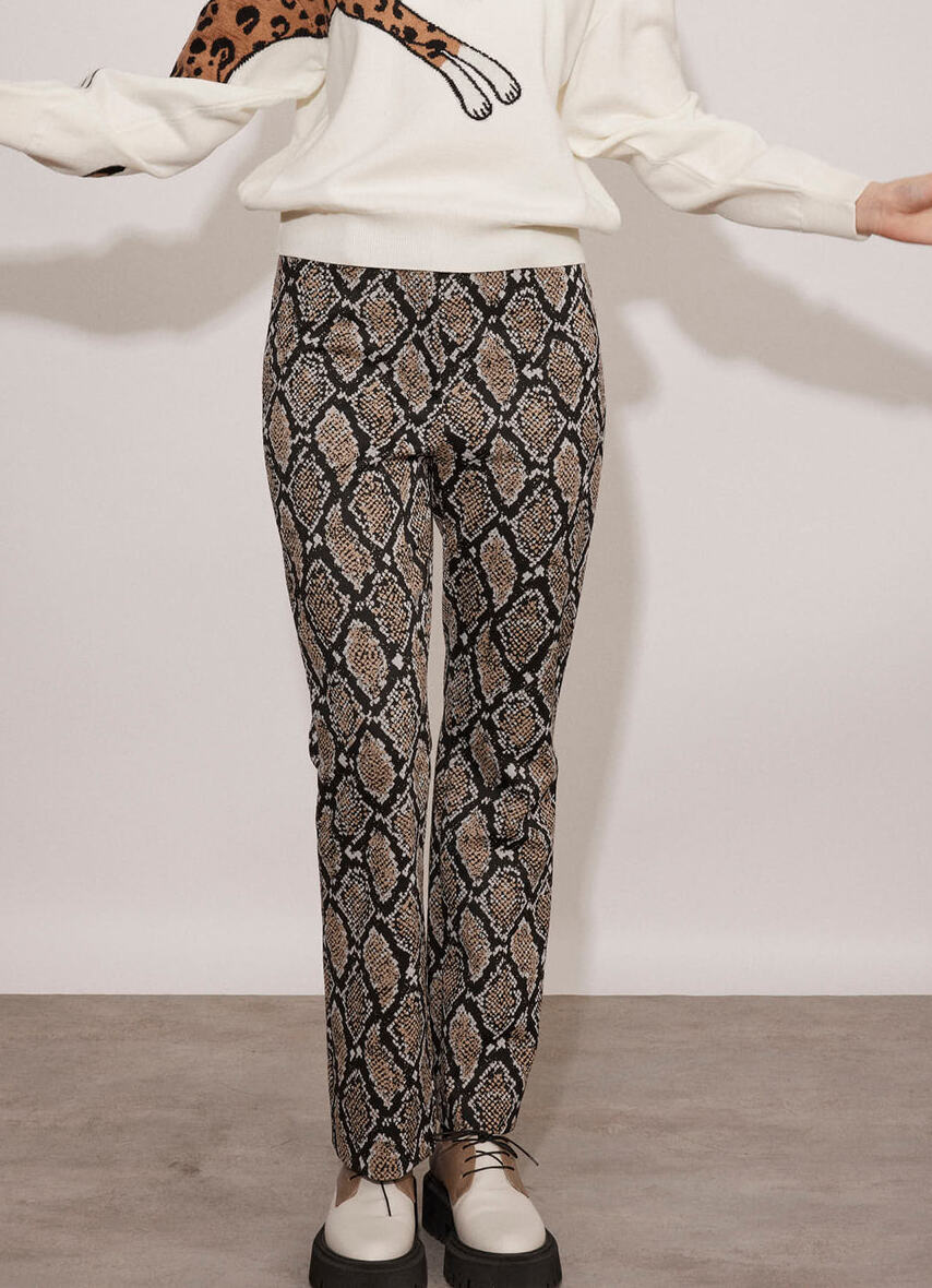 מכנסיים מחוייטים מתרחבים עם הדפס נחש מקולקציית Boutique MOSCHINO הרכב: 97% פוליאמיד, 3% אלסטןהדוגמנית בגובה 1.74 ולובשת מידה 40 איטלקית