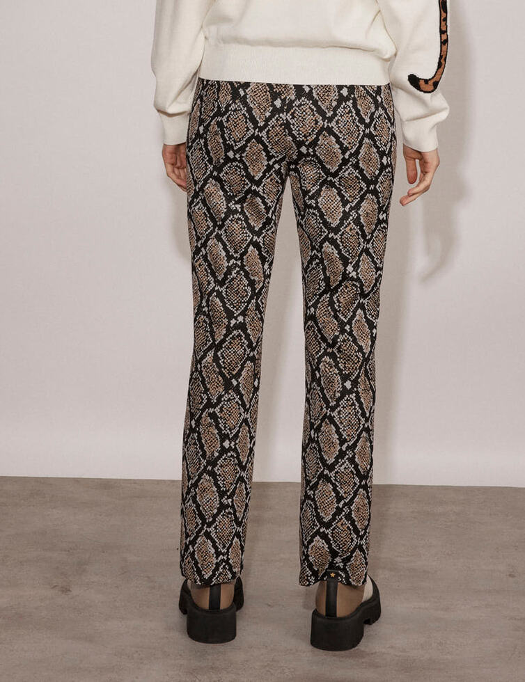 מכנסיים מחוייטים מתרחבים עם הדפס נחש מקולקציית Boutique MOSCHINO הרכב: 97% פוליאמיד, 3% אלסטןהדוגמנית בגובה 1.74 ולובשת מידה 40 איטלקית