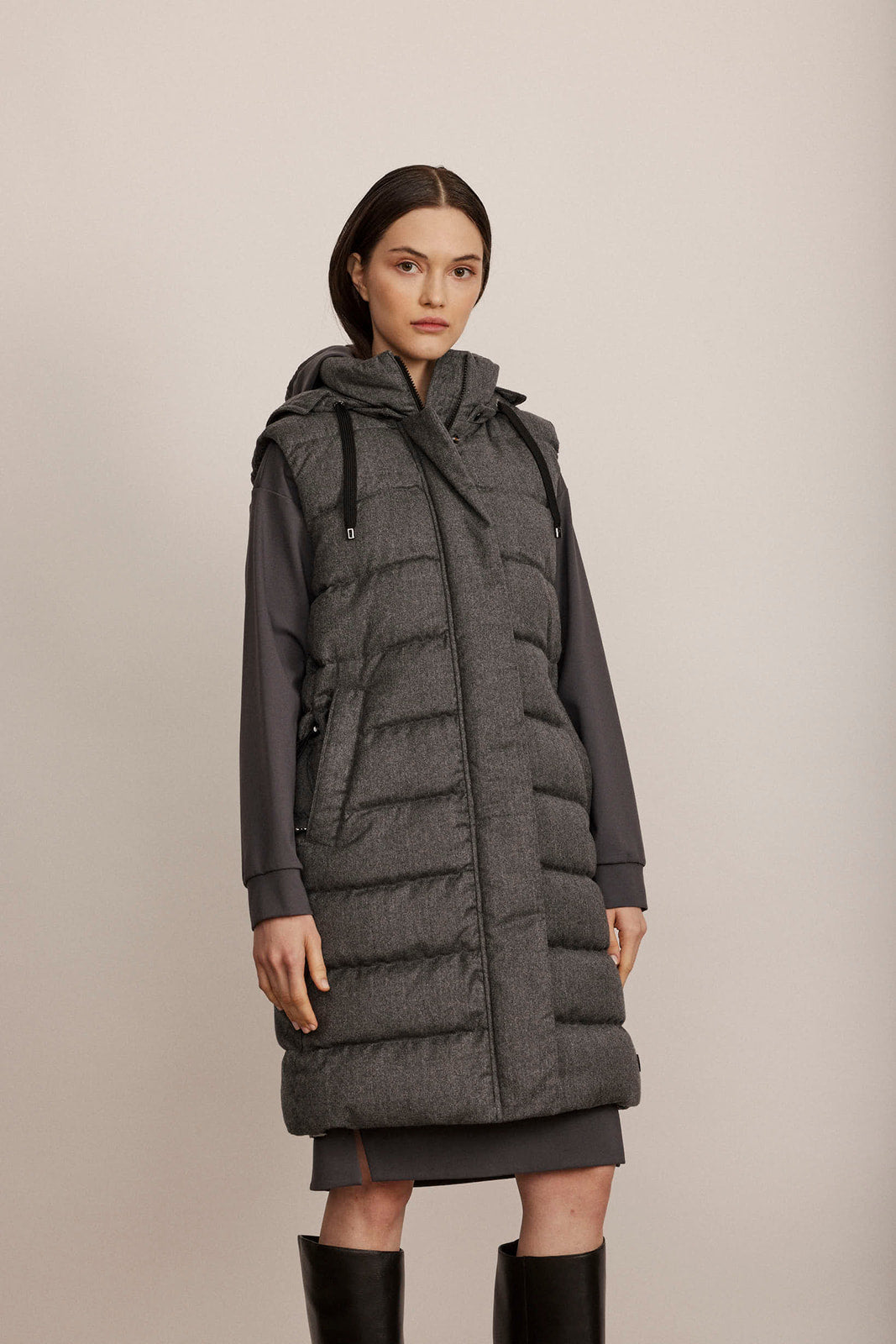 ווסט פוך עם קפוצ'ון, שני כיסי צד ונסגר עם רוכסןהרכב: 100% צמר וירג'ין; בטנה: 55% פוליאמיד, 45% פוליאמיד ממוחזר; מילוי: 90% פוך, 10% נוצותהדוגמנית בגובה 1.74 ולובשת מידה 36 אירופאית