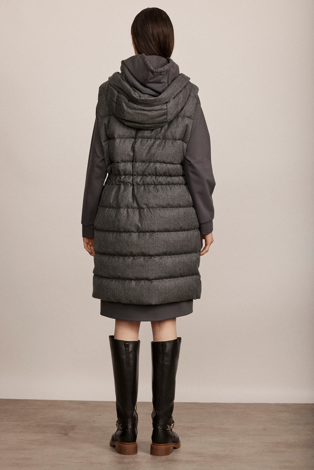 ווסט פוך עם קפוצ'ון, שני כיסי צד ונסגר עם רוכסןהרכב: 100% צמר וירג'ין; בטנה: 55% פוליאמיד, 45% פוליאמיד ממוחזר; מילוי: 90% פוך, 10% נוצותהדוגמנית בגובה 1.74 ולובשת מידה 36 אירופאית