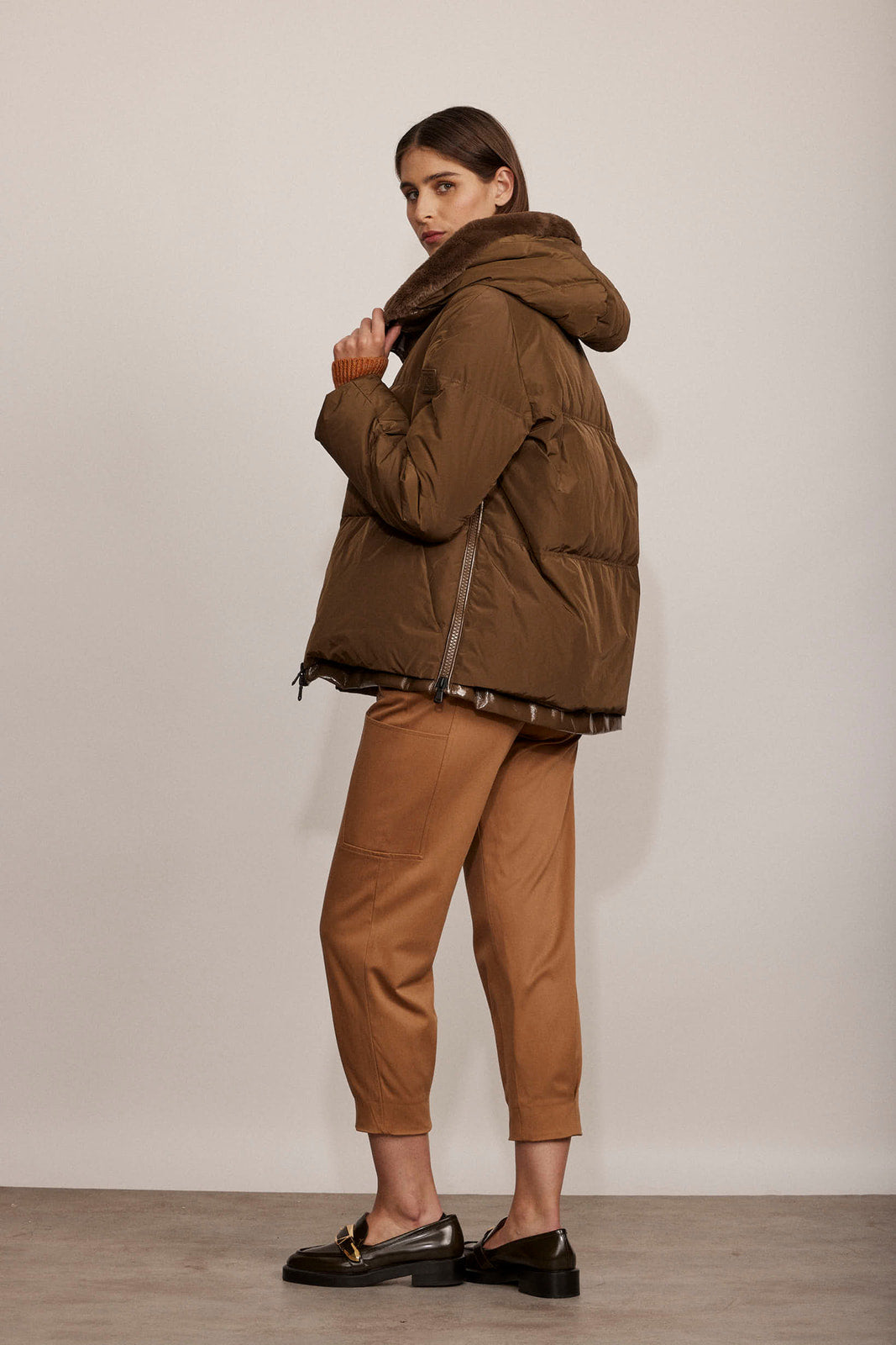 מכנסיים במראה מחוייטהרכב: 88% כותנה, 10% מודאל, 2% אלסטןהדוגמנית בגובה 1.80 לובשת מידה 40 איטלקית