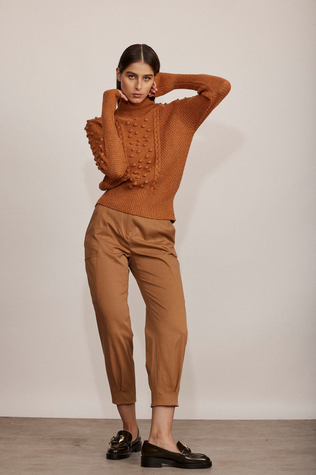 מכנסיים במראה מחוייטהרכב: 88% כותנה, 10% מודאל, 2% אלסטןהדוגמנית בגובה 1.80 לובשת מידה 40 איטלקית