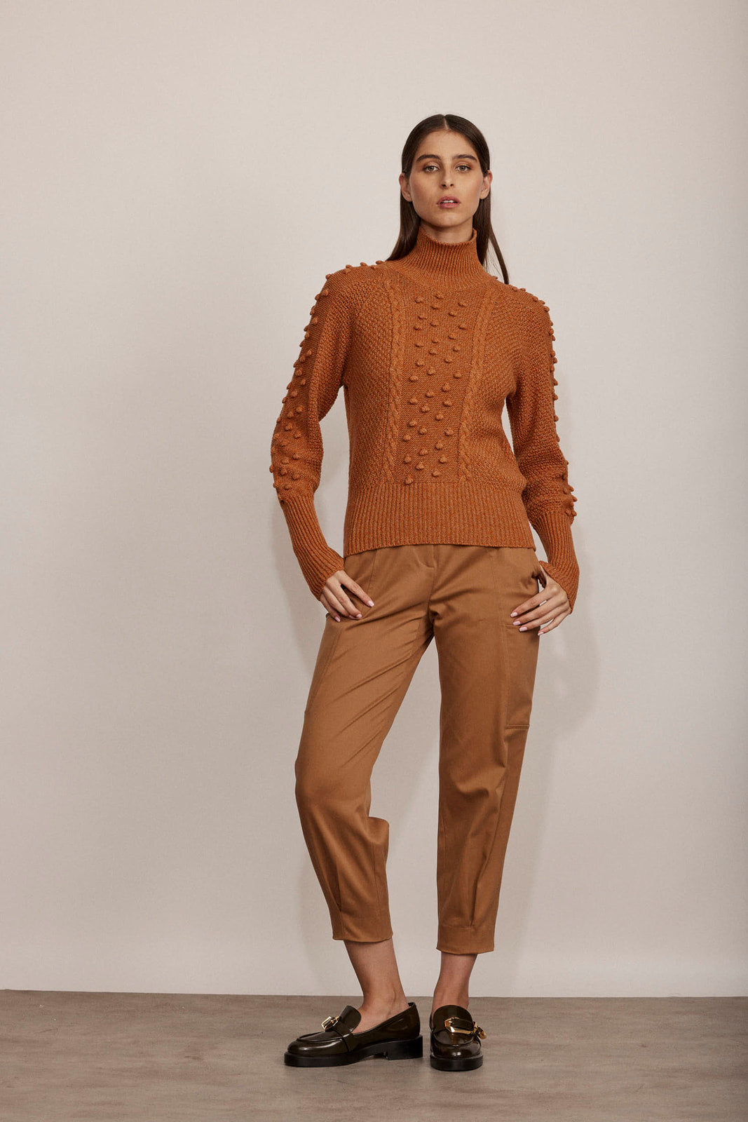 מכנסיים במראה מחוייטהרכב: 88% כותנה, 10% מודאל, 2% אלסטןהדוגמנית בגובה 1.80 לובשת מידה 40 איטלקית