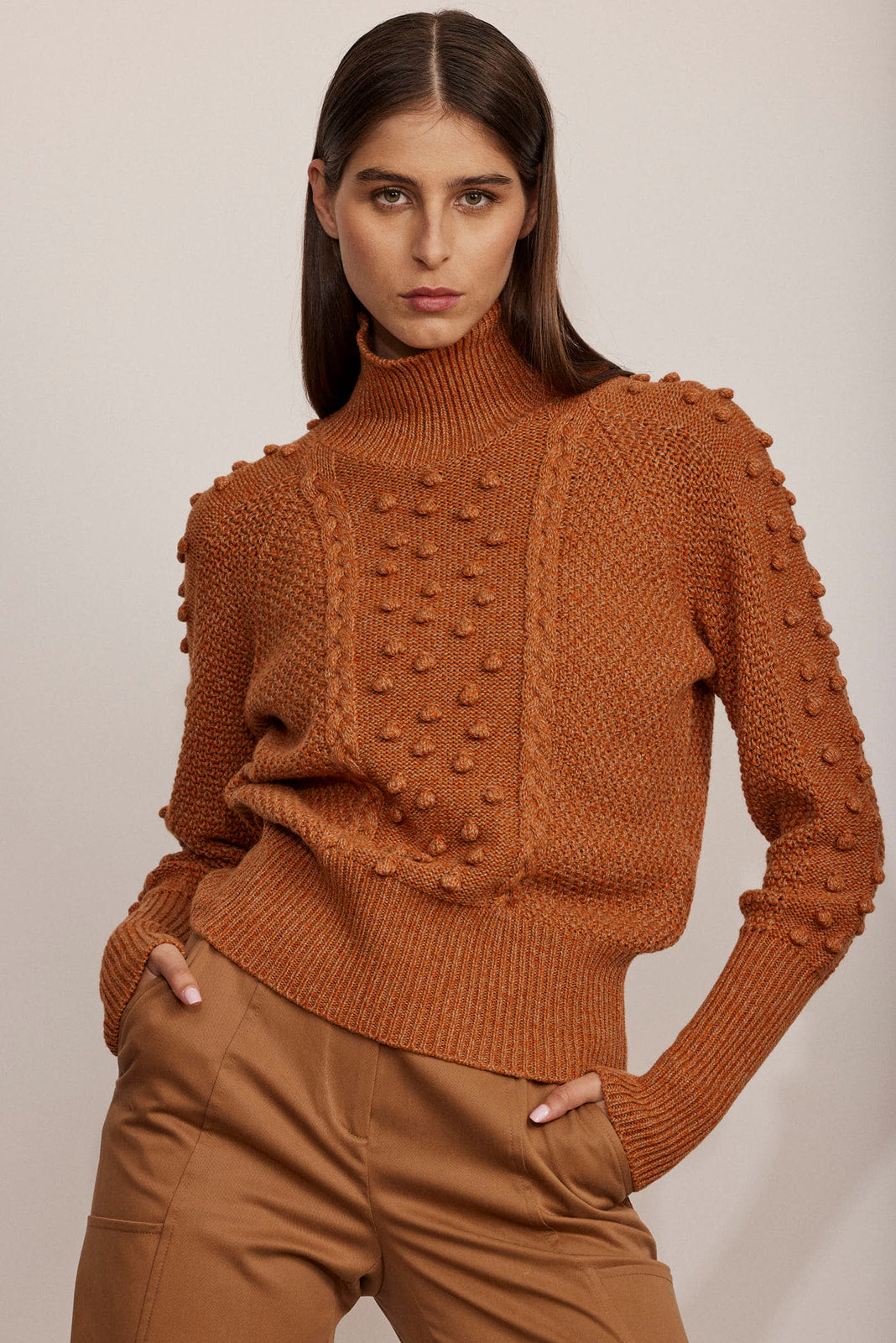 סוודר גולף עם אלמנטים בחזית ובשרווליםהרכב: 70% אלפקה, 30% פוליאמידהדוגמנית בגובה 1.80 ולובשת מידה S