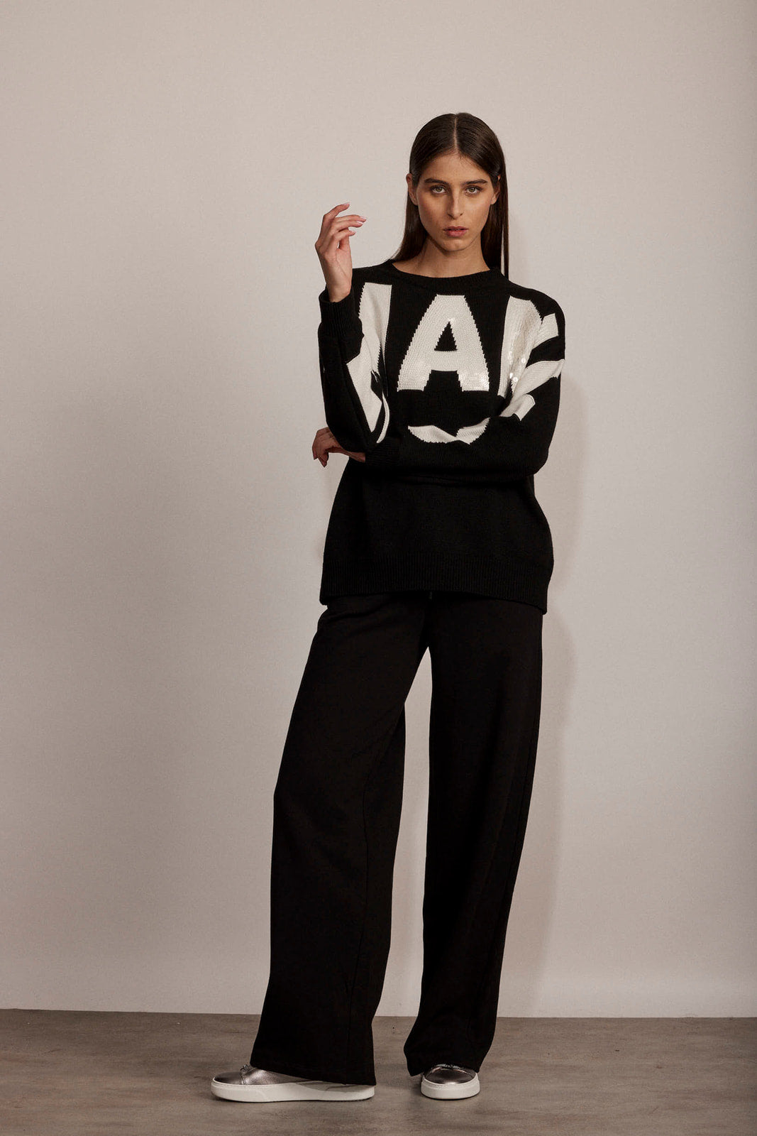 מכנסי כותנה מתרחבים בגזרה גבוהההרכב: 100% כותנההדוגמנית בגובה 1.80 ולובשת מידה 40 איטלקית