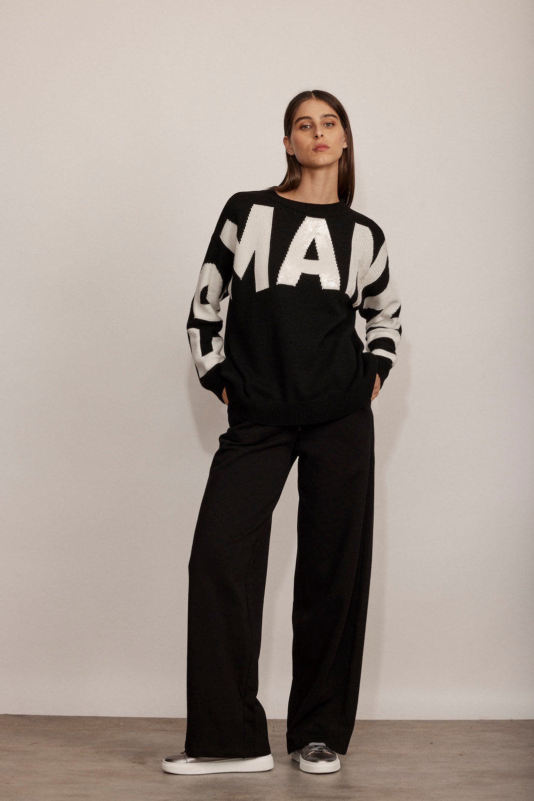 מכנסי כותנה מתרחבים בגזרה גבוהההרכב: 100% כותנההדוגמנית בגובה 1.80 ולובשת מידה 40 איטלקית