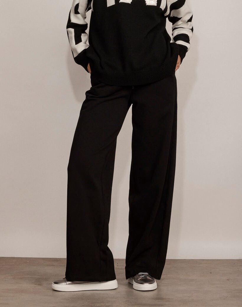 מכנסי כותנה מתרחבים בגזרה גבוהההרכב: 100% כותנההדוגמנית בגובה 1.80 ולובשת מידה 40 איטלקית