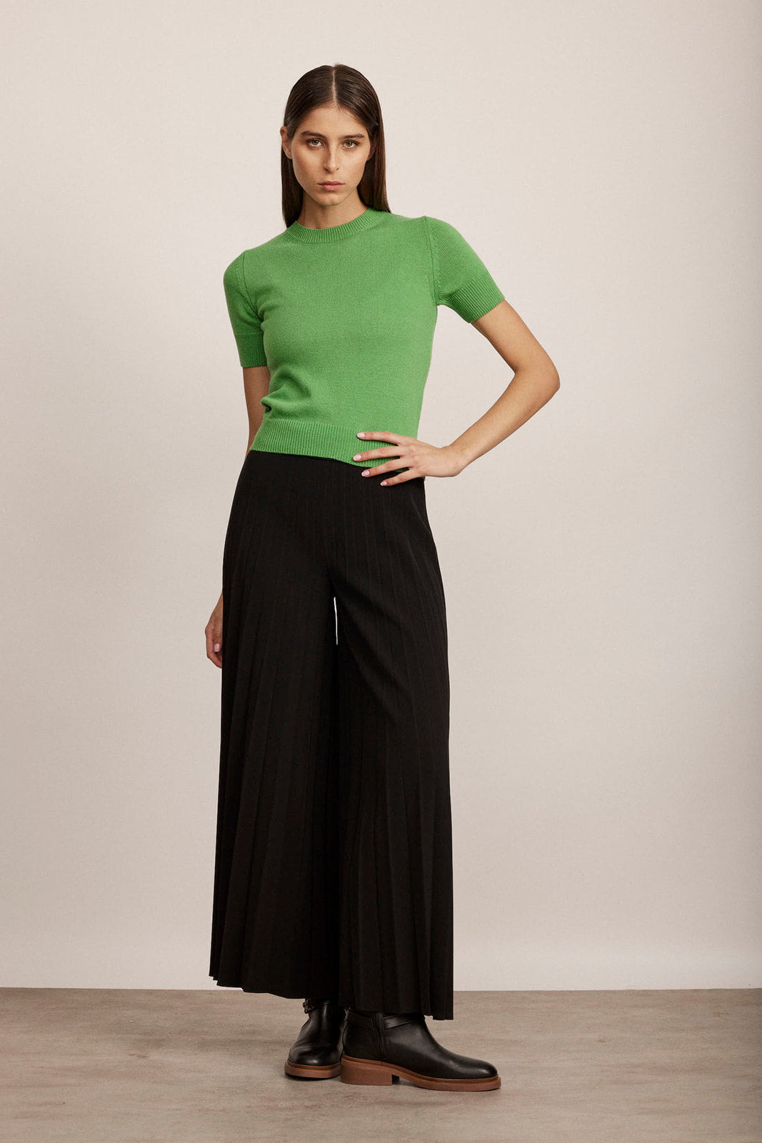 מכנסיים רחבים מקולקציית Boutique MOSCHINO  עם רוכסן בצדהרכב: 90% פוליאסטר, 10% אלסטןהדוגמנית בגובה 1.80 ולובשת מידה 40 איטלקית