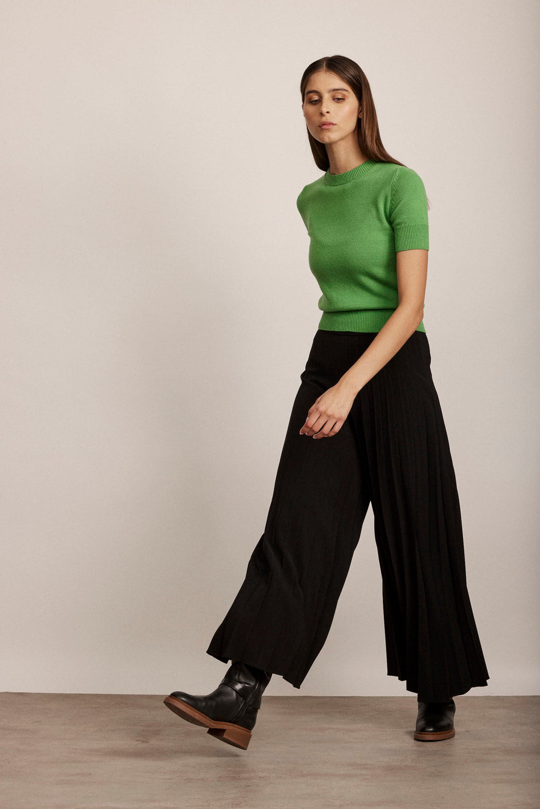 מכנסיים רחבים מקולקציית Boutique MOSCHINO  עם רוכסן בצדהרכב: 90% פוליאסטר, 10% אלסטןהדוגמנית בגובה 1.80 ולובשת מידה 40 איטלקית