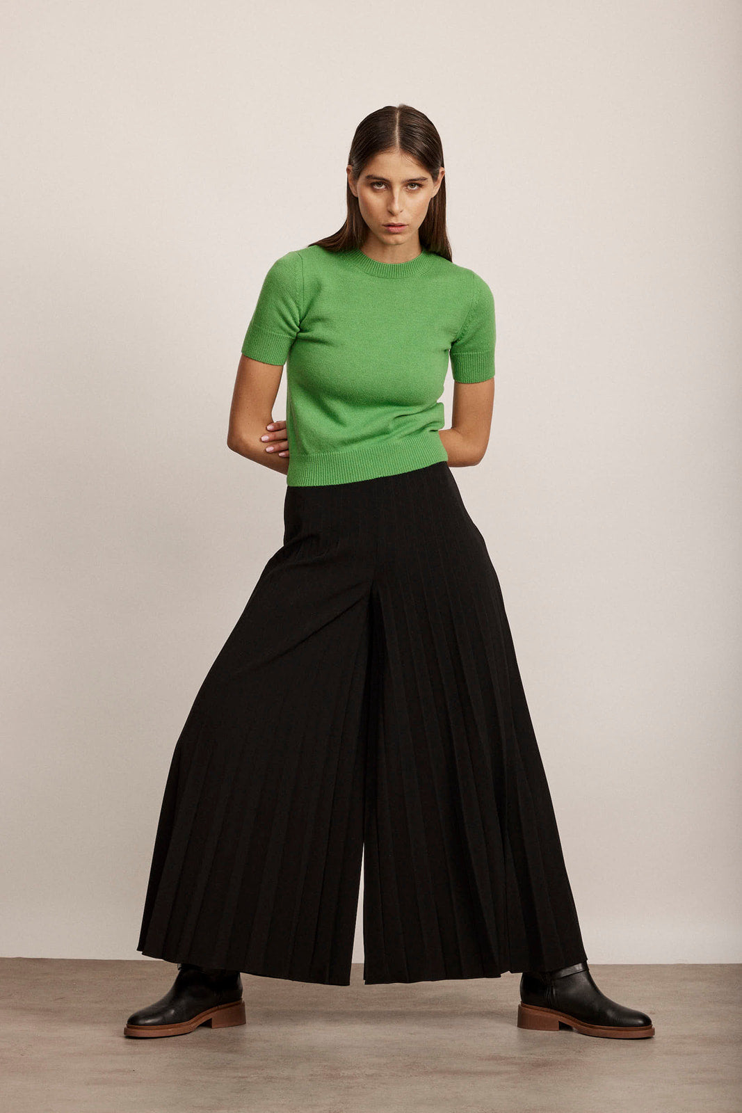 מכנסיים רחבים מקולקציית Boutique MOSCHINO  עם רוכסן בצדהרכב: 90% פוליאסטר, 10% אלסטןהדוגמנית בגובה 1.80 ולובשת מידה 40 איטלקית