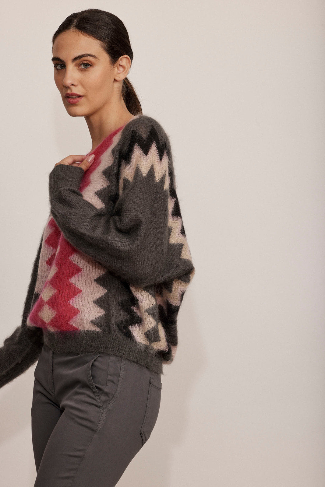 סריג עם הדפס גרפי, צווארון במפתח Vהרכב: 45% מוהיר, 36% פוליאמיד, 19% צמרהדוגמנית בגובה 1.75 ולובשת מידה 36 אירופאית