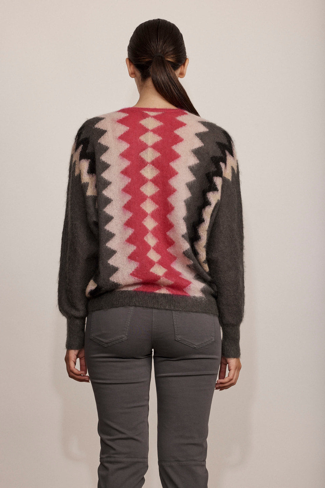 סריג עם הדפס גרפי, צווארון במפתח Vהרכב: 45% מוהיר, 36% פוליאמיד, 19% צמרהדוגמנית בגובה 1.75 ולובשת מידה 36 אירופאית