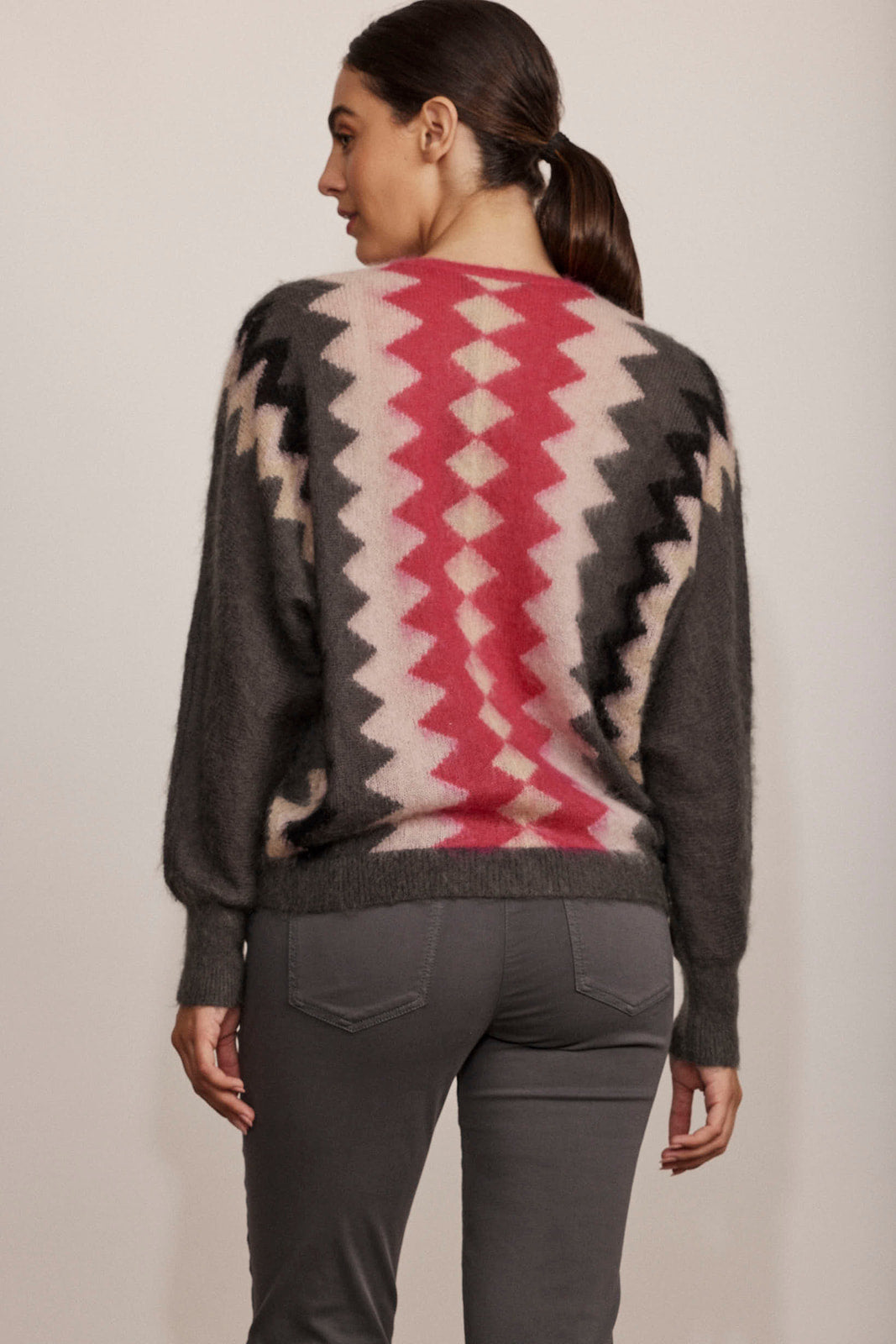 סריג עם הדפס גרפי, צווארון במפתח Vהרכב: 45% מוהיר, 36% פוליאמיד, 19% צמרהדוגמנית בגובה 1.75 ולובשת מידה 36 אירופאית