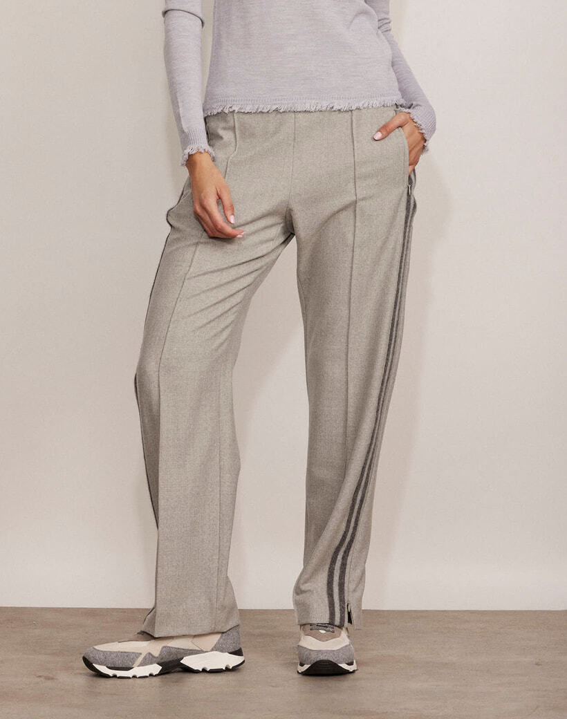 מכנסי צמר במראה מחוייט עם הדפס פסים בצדדיםהרכב: 96% צמר, 4% אלסטןהדוגמנית בגובה 1.80 ולובשת מידה 42 איטלקית