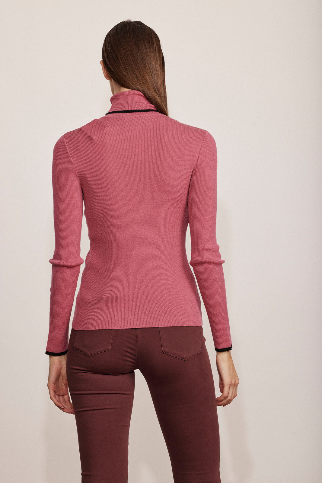 סריג גולף מקולקציית Boutique MOSCHINO עם עיטור פס שחור בצווארון ובשרווליםהרכב: 100% צמר הדוגמנית בגובה 1.80 ולובשת מידה 40 איטלקית