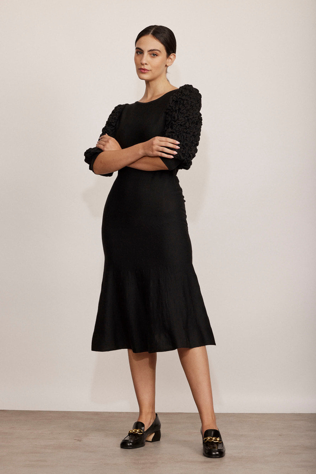 שמלת מידי עם שרוולים נפוחים באורך 3/4 הרכב: 70% צמר וירג'ין, 20% משי, 10% קשמירהדוגמנית בגובה 1.75 ולובשת מידה 42 איטלקית