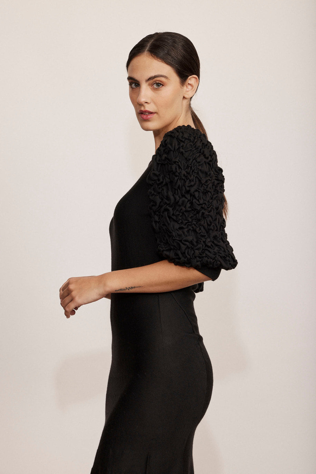 שמלת מידי עם שרוולים נפוחים באורך 3/4 הרכב: 70% צמר וירג'ין, 20% משי, 10% קשמירהדוגמנית בגובה 1.75 ולובשת מידה 42 איטלקית