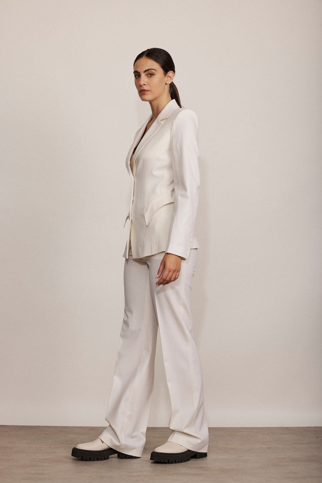 מכנסיים מחוייטים בשילוב צמרהרכב: 72% צמר, 24% פוליאמיד, 2% אלסטןהדוגמנית בגובה 1.75 ולובשת מידה 42 איטלקית