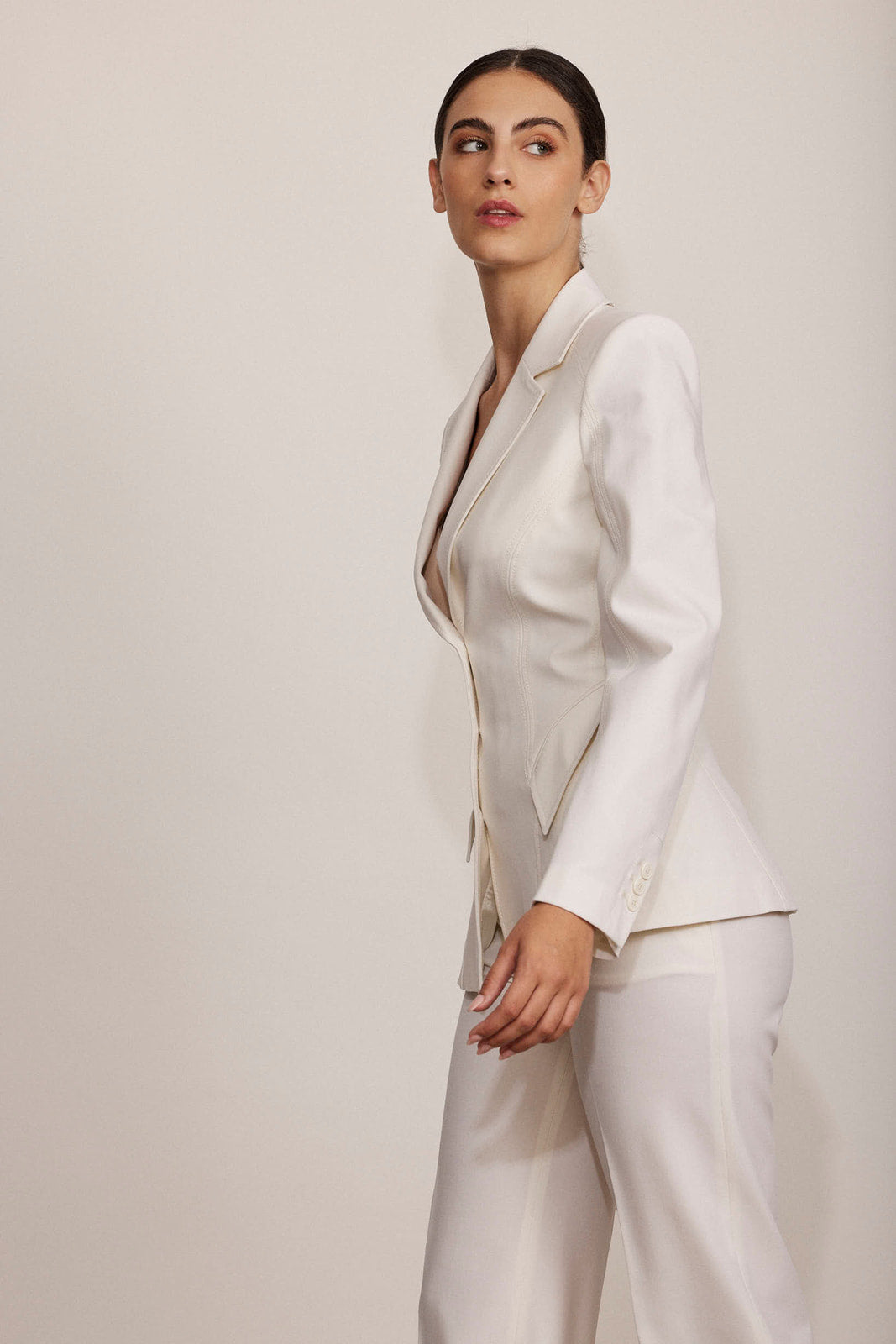 בלייזר בשילוב צמר עם כיסים אלכסוניםהרכב: 72% צמר, 24% פוליאמיד, 2% אלסטןהדוגמנית בגובה 1.75 ולובשת מידה 42 איטלקית