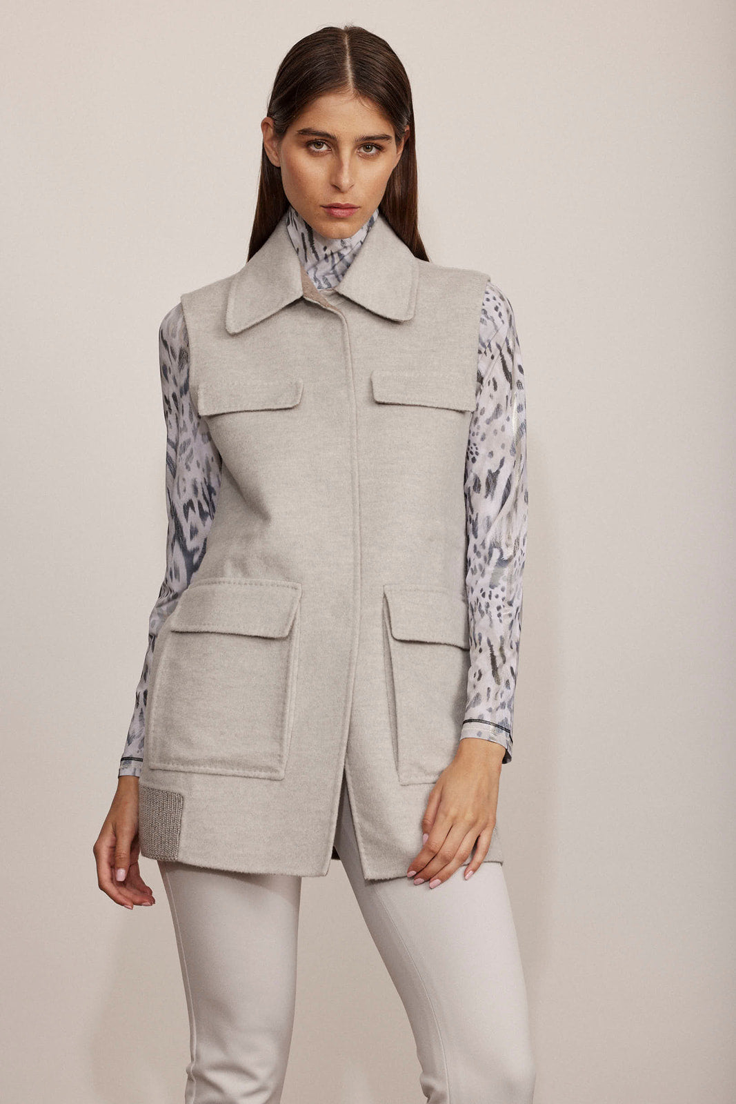 ווסט דו צדדי עם צווארון וחגורת מותןהרכב: 78% צמר וירג'ין, 20% אנגורה, 1% פוליאסטר, 1% ויסקוזההדוגמנית בגובה 1.80 ולובשת מידה 42 איטלקית