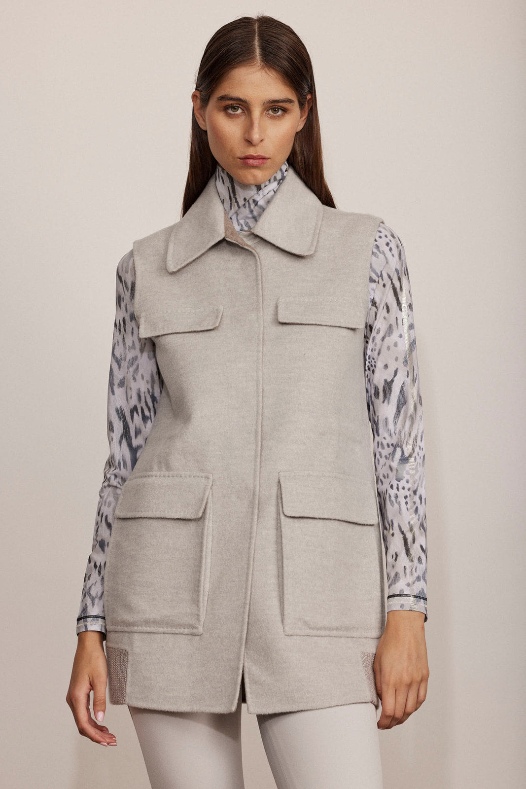 ווסט דו צדדי עם צווארון וחגורת מותןהרכב: 78% צמר וירג'ין, 20% אנגורה, 1% פוליאסטר, 1% ויסקוזההדוגמנית בגובה 1.80 ולובשת מידה 42 איטלקית