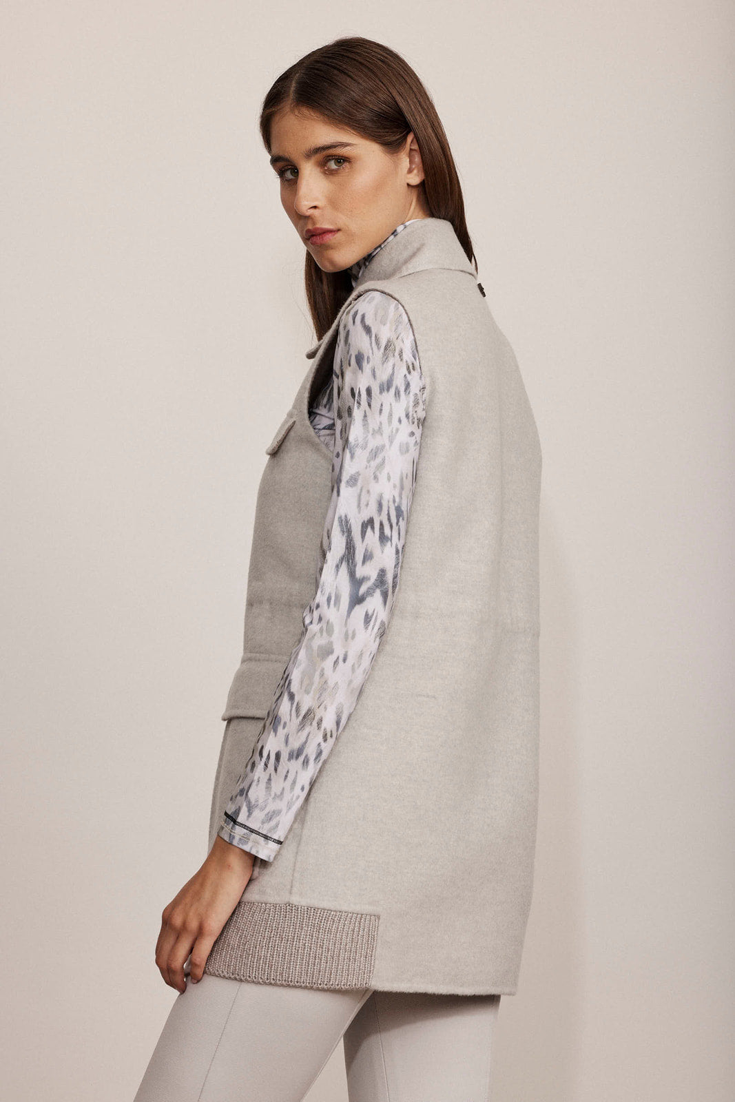 ווסט דו צדדי עם צווארון וחגורת מותןהרכב: 78% צמר וירג'ין, 20% אנגורה, 1% פוליאסטר, 1% ויסקוזההדוגמנית בגובה 1.80 ולובשת מידה 42 איטלקית